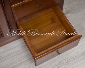 Mobile per bagno in legno di noce arte povera con lavello e marmo bianco di Carrara